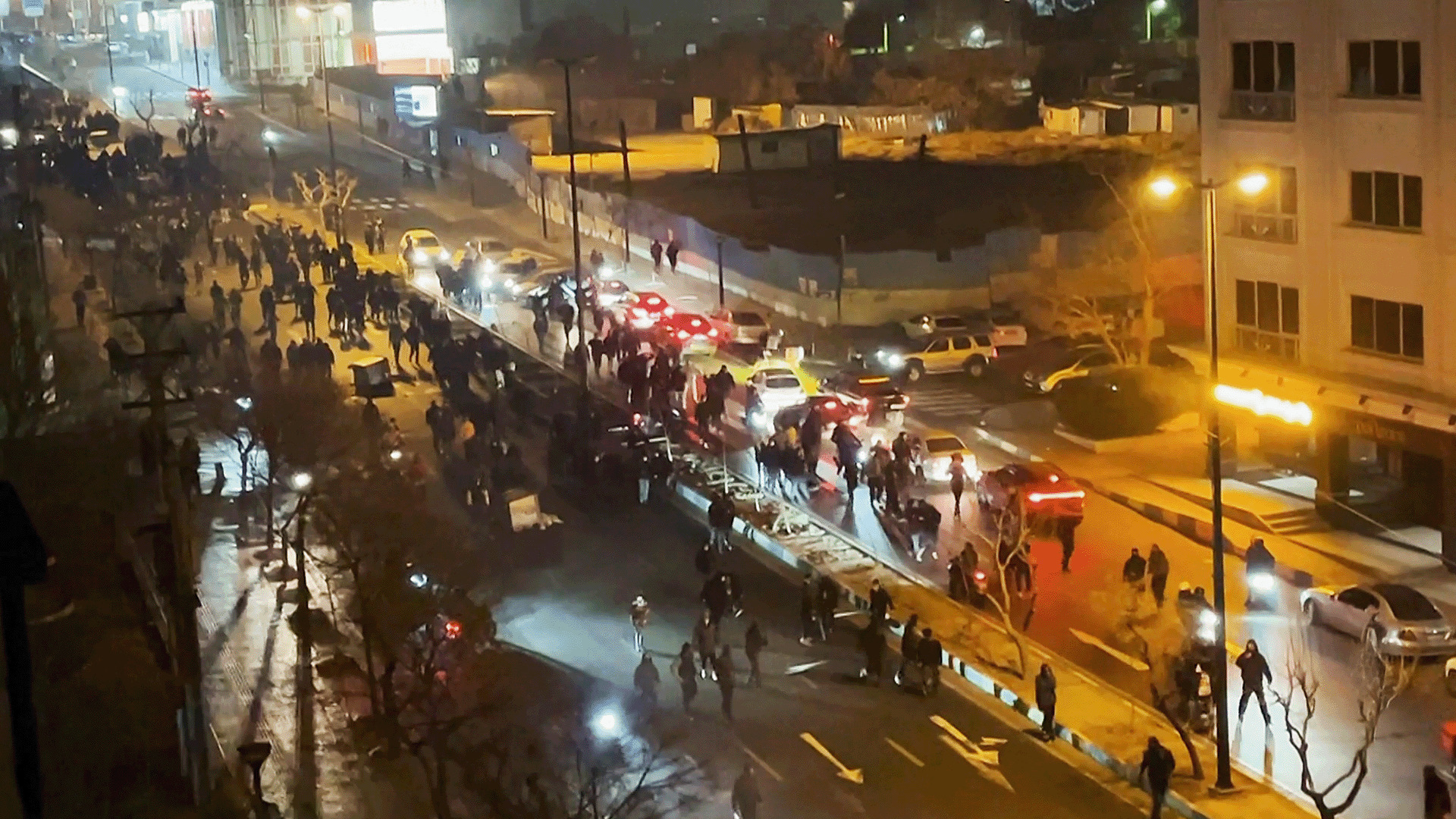 إيران تعترف بمطالب المحتجين وتتوجس من التدخل الأجنبي