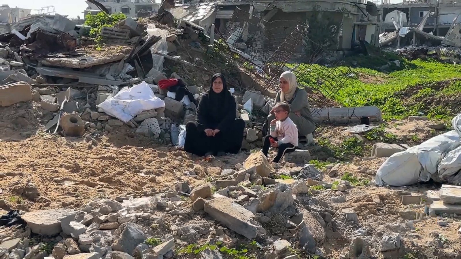 سكان الكتيبة بخان يونس يواجهون واقعا قاسيا 5 image 1768112828