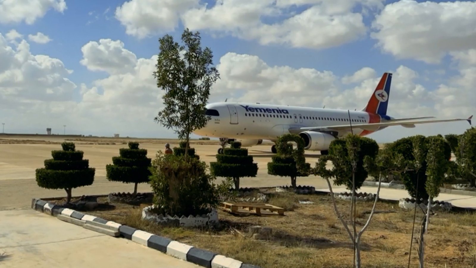 الخطوط الجوية اليمنية تستأنف رحلاتها إلى مطار الغيضة بالمهرة 1 image 1768137366