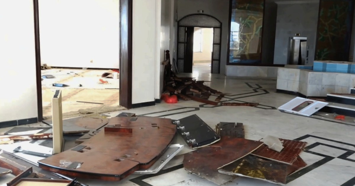 القصر الجمهوري في المكلا بعد الاقتحام.. مشاهد صادمة للنهب والدمار