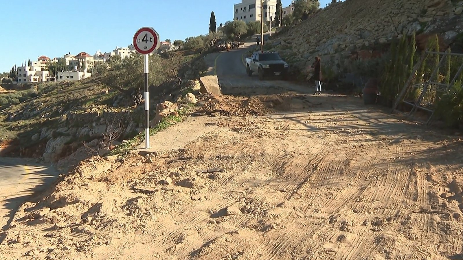 الاحتلال يقتحم بلدات في رام الله ويعلن الخلايل منطقة عسكرية مغلقة 4 image 1768557850