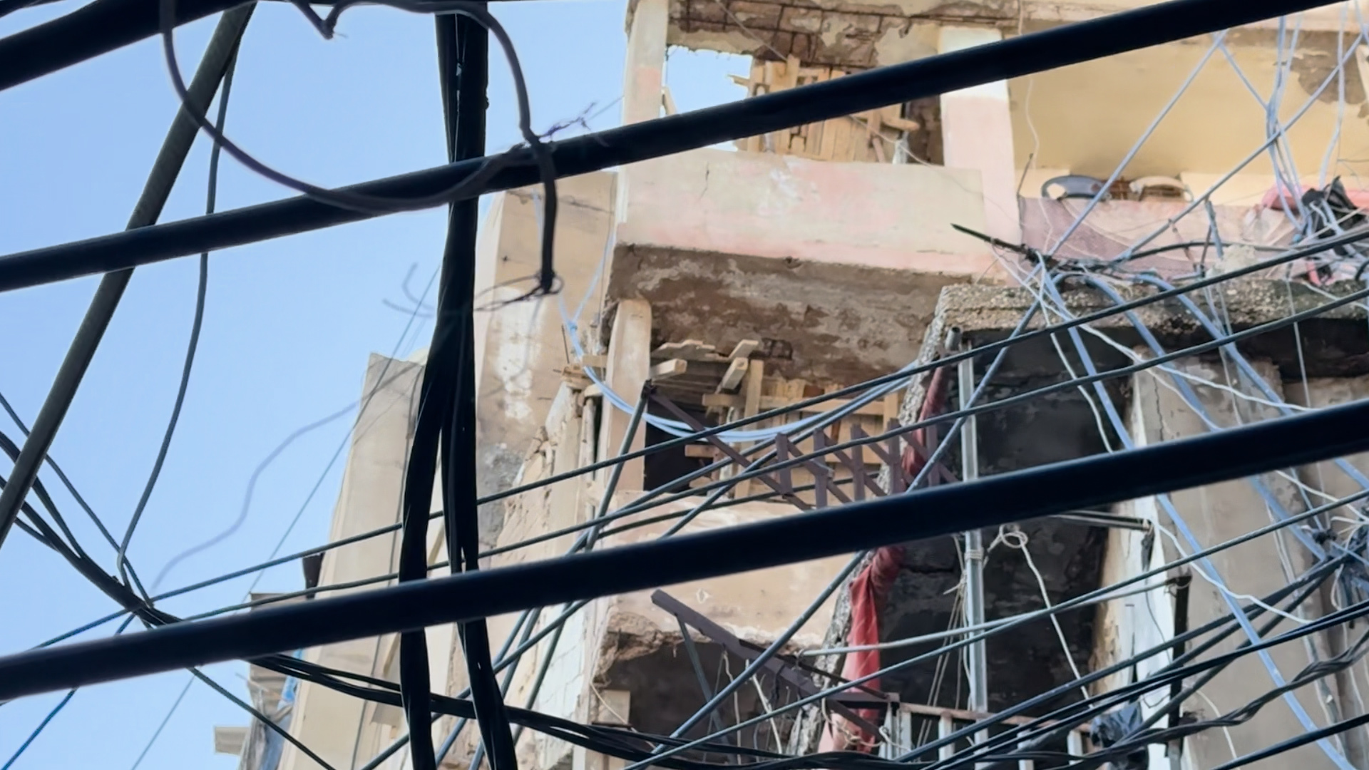 تحت سقوف متآكلة.. شتاء الخوف في مخيم شاتيلا بلبنان