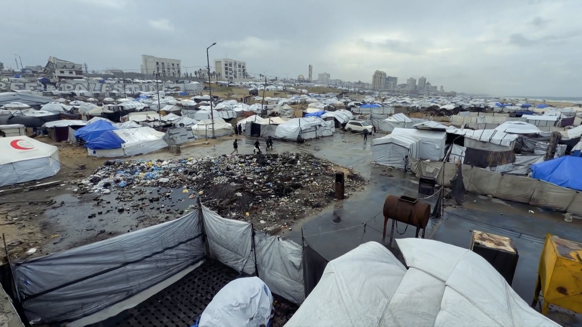 مع تجدد المنخفضات الجوية.. الجزيرة ترصد واقع النازحين المأساوي في غزة