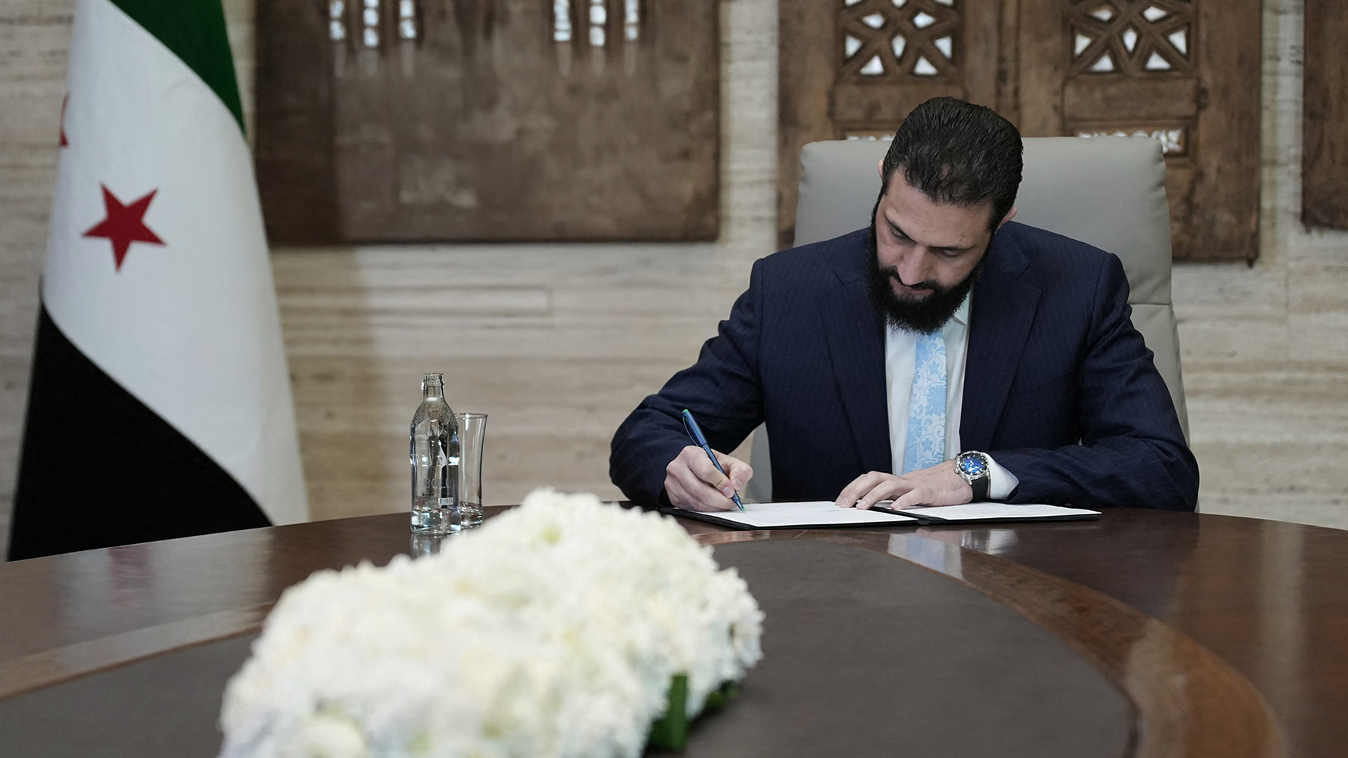 الشرع يوقع اتفاقا لوقف إطلاق النار ودمج قوات قسد بالجيش