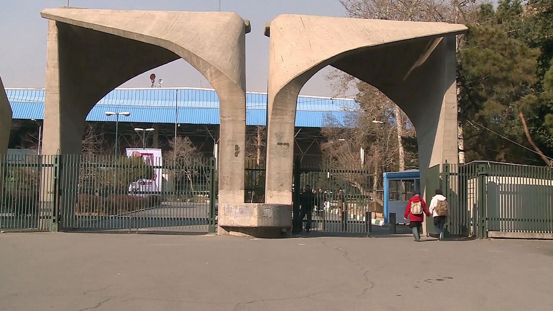 تستمر السلطات الإيرانية في قطع الإنترنت وتعيد فتح المدارس