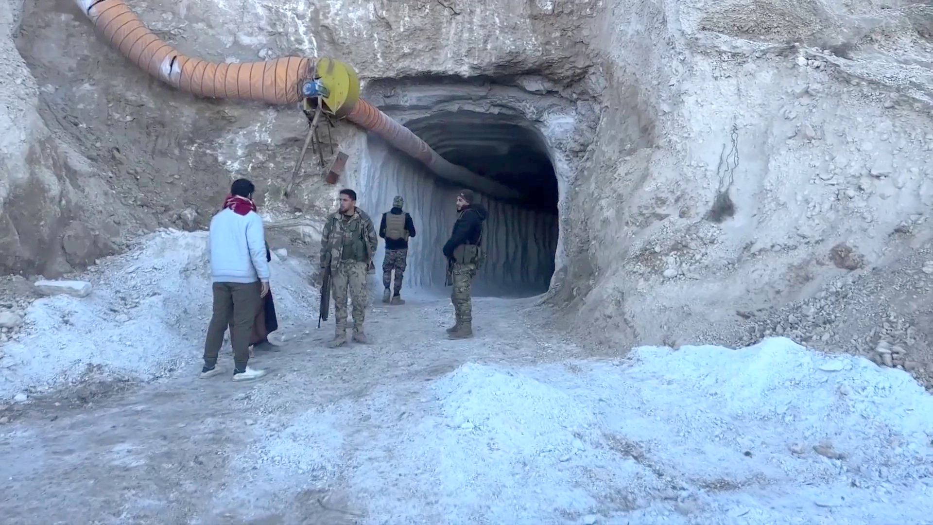 شاهد.. أنفاق ضخمة لـ"قسد" في مناطق جبلية بريف الرقة الجنوبي