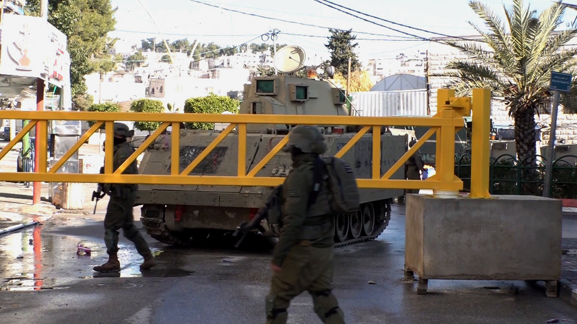 تخوف أهالي الخليل من تداعيات العملية العسكرية الإسرائيلية