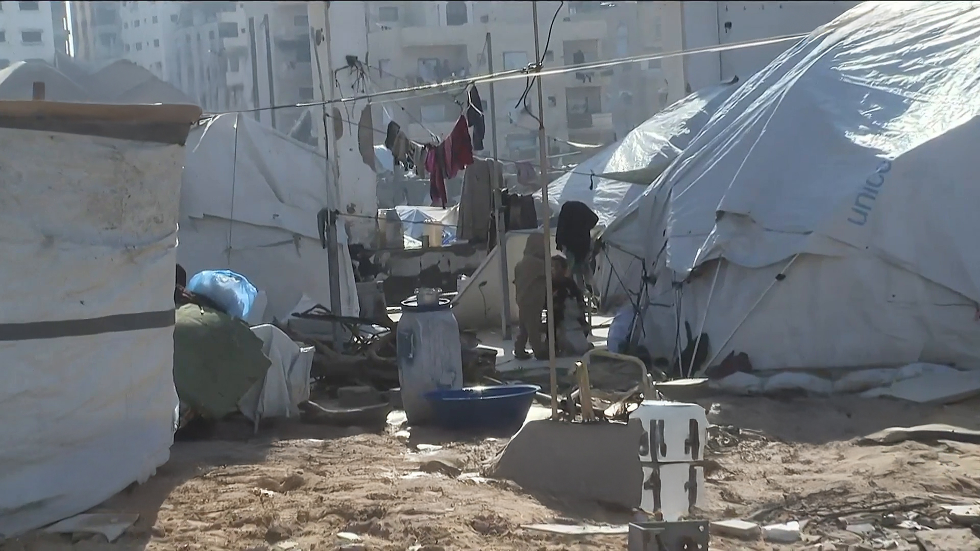 كيف يتعايش سكان غزة مع خطر المباني الآيلة للسقوط؟