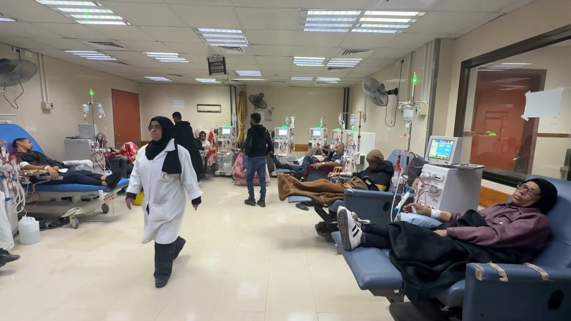 الجزيرة ترصد معاناة المرضى الفلسطينيين المحتاجين للعلاج بالخارج