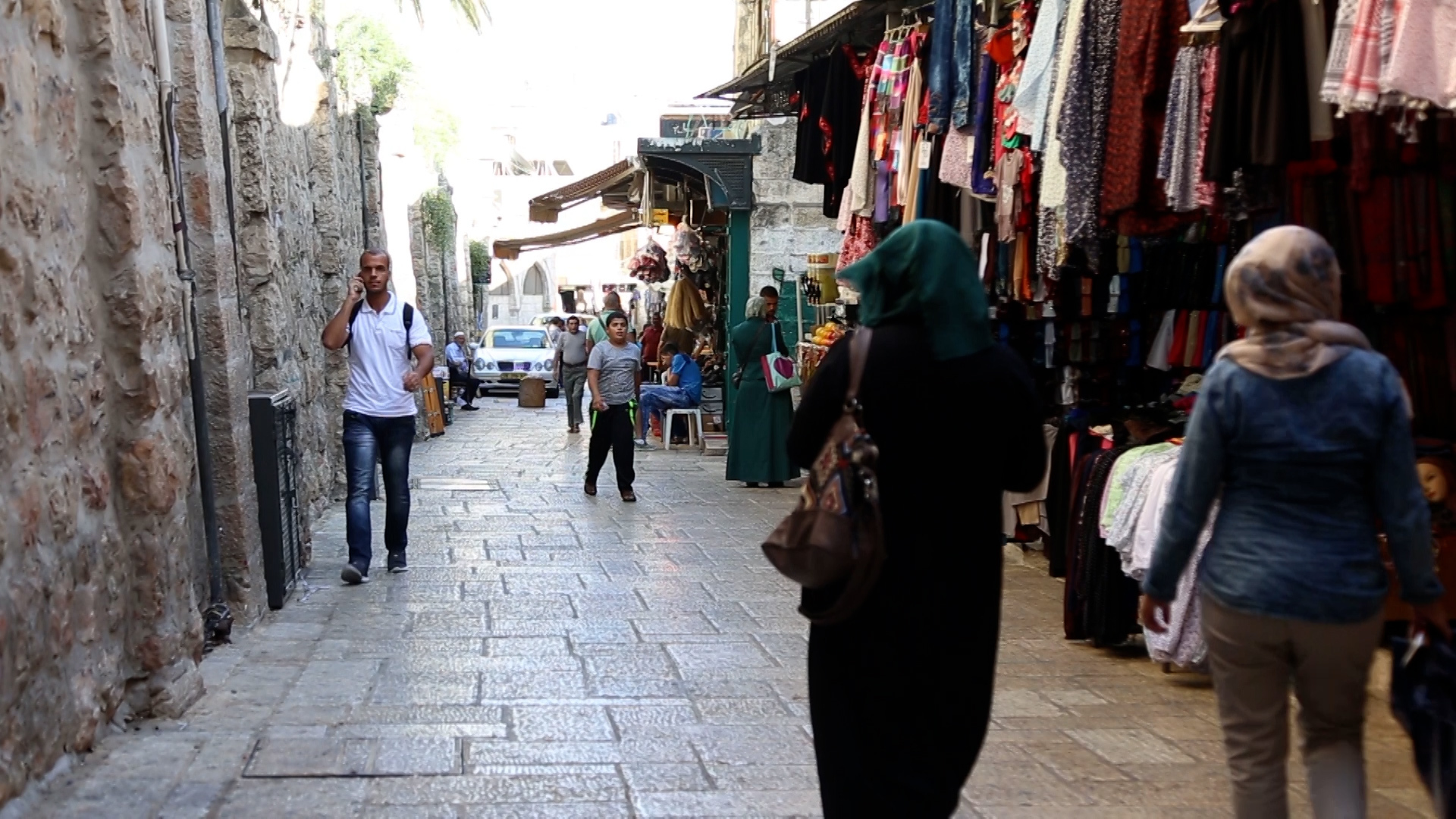 بالفيديو.. جولة في طريق الواد بالقدس