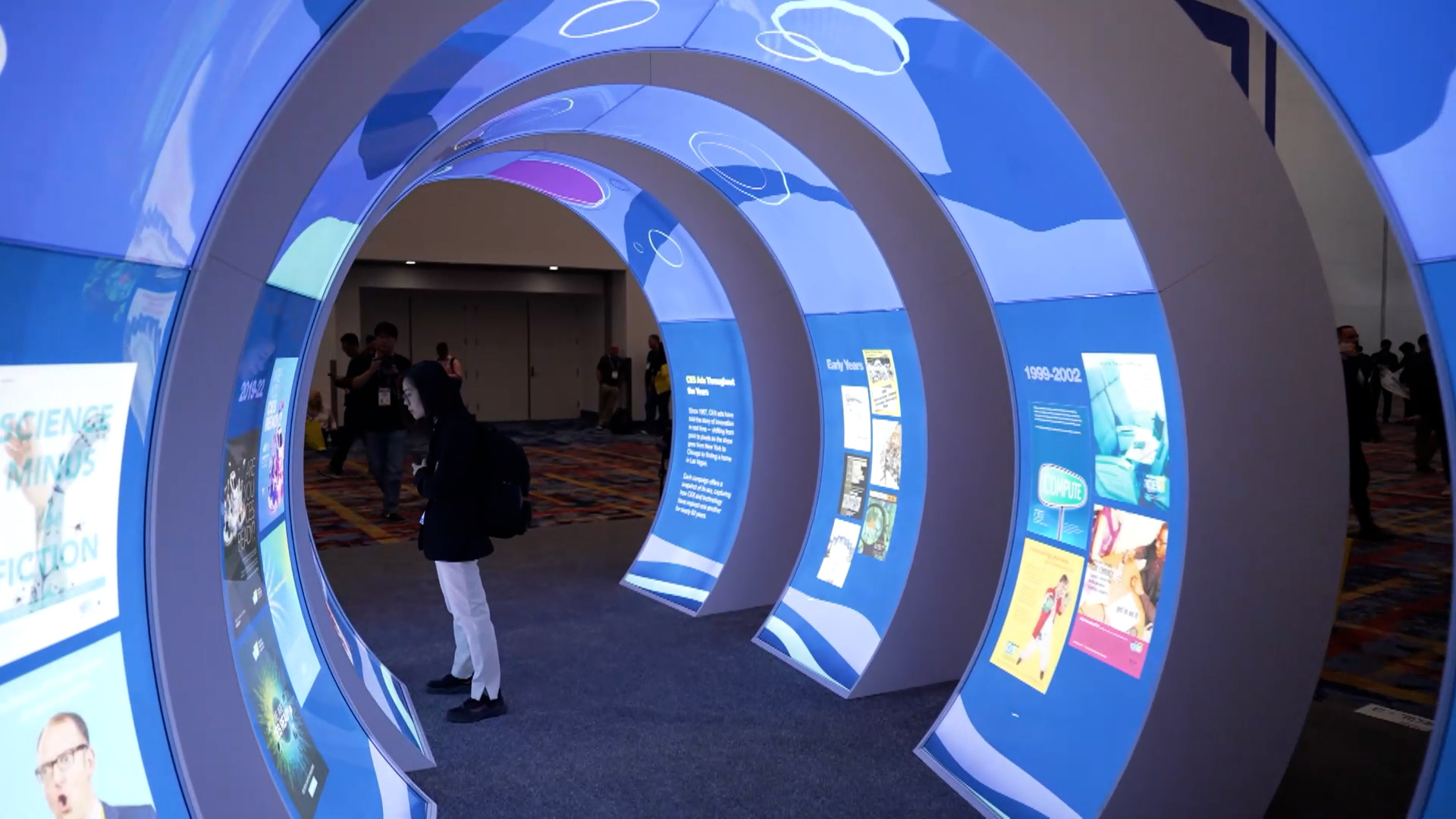 "حياة ذكية": سيارة خارقة بـ1900 حصان وتابلت ورقي ومركبة طائرة بلا رخصة