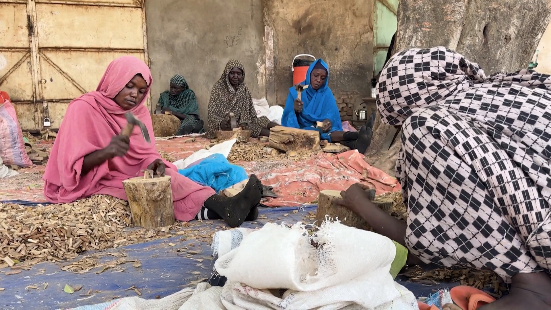 حرب السودان تدفع النازحات للعمل في مهن شاقة لإعالة أسرهن