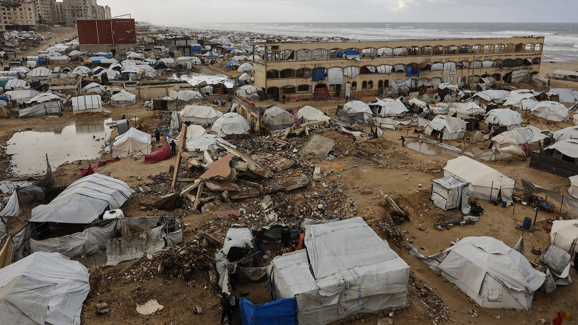 30 طنا من الأنقاض تحاصر كل شخص في غزة