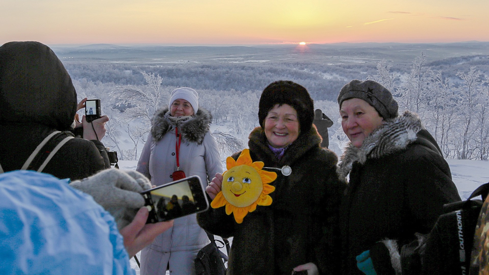 بعد ليلة قطبية دامت 40 يوما.. سكان مدينة روسية يستقبلون أول شروق للشمس