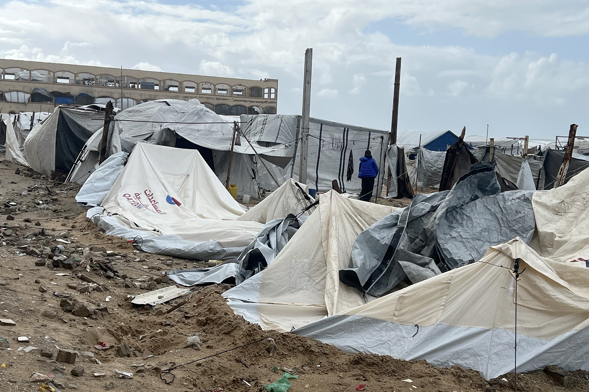 الجزيرة نت ترافق غزيين يواجهون المنخفض الجوي بخيام مهترئة ومتساقطة