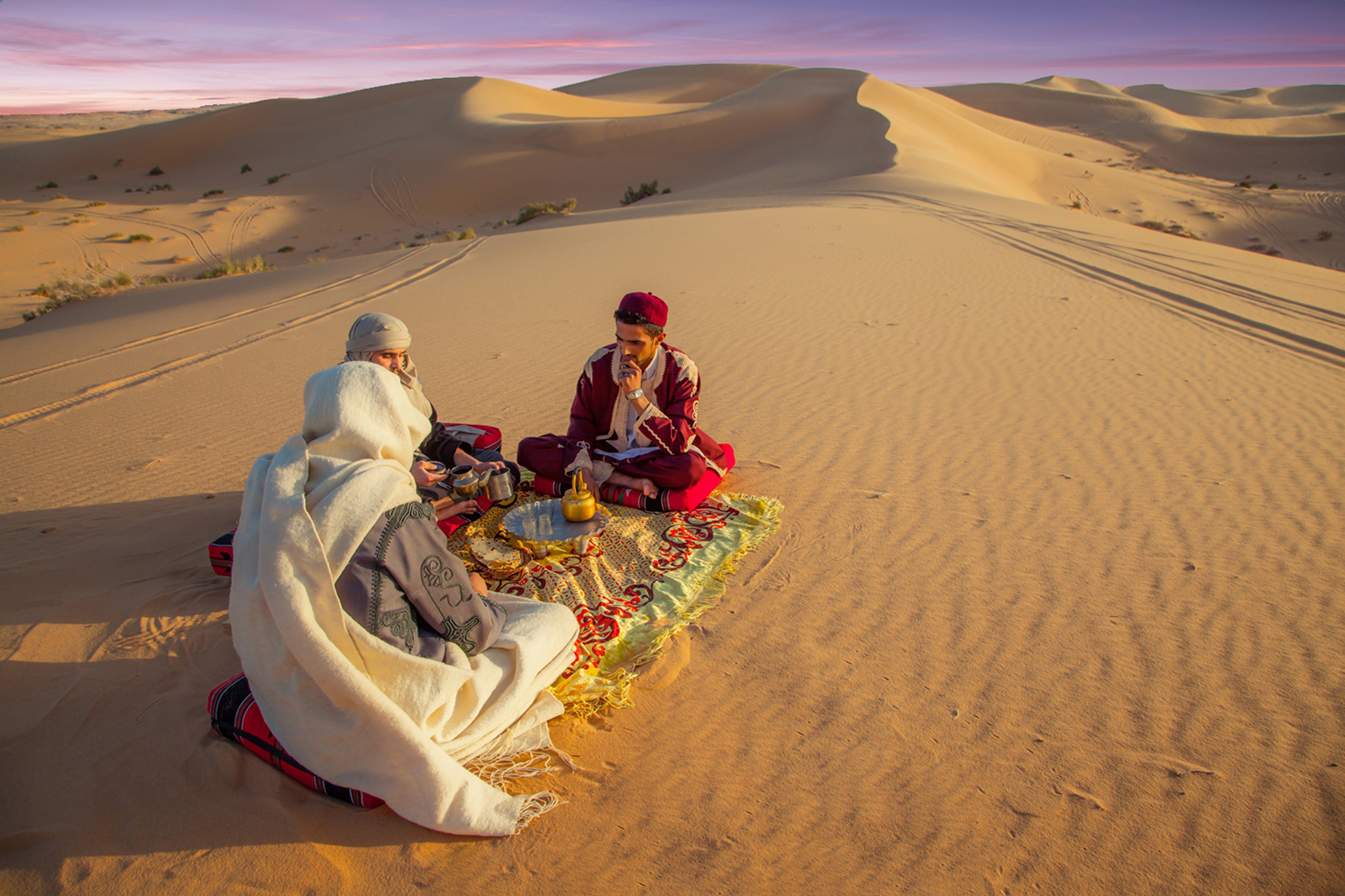 5 بحيرات تتلألأ وسط الرمال.. مغامرة مذهلة في صحراء ليبيا