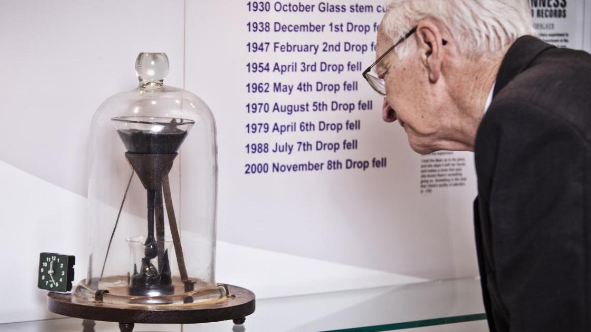 شاهد.. أقدم تجربة علمية في العالم مستمرة منذ قرن