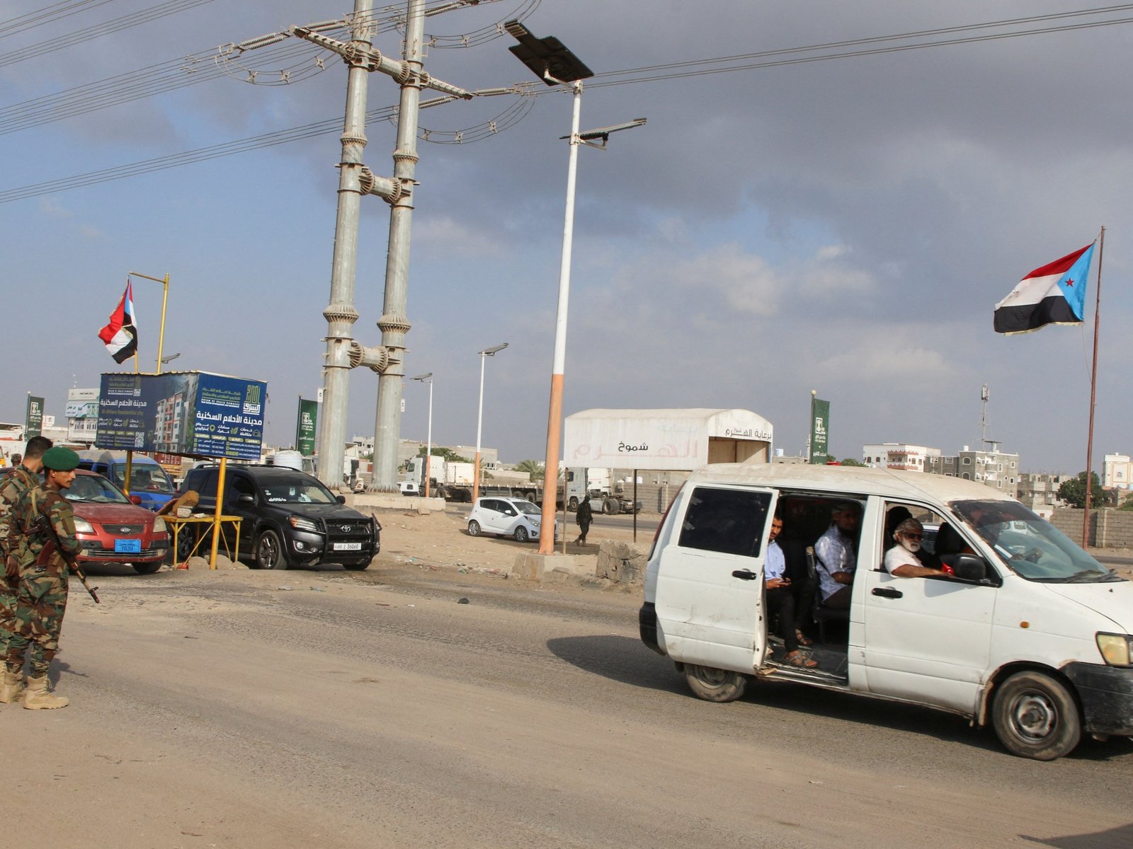 "العمالقة" تسيطر على مواقع إستراتيجية بعدن مع تقدم القوات الحكومية 3 reuters 695e4a4f 1767787087