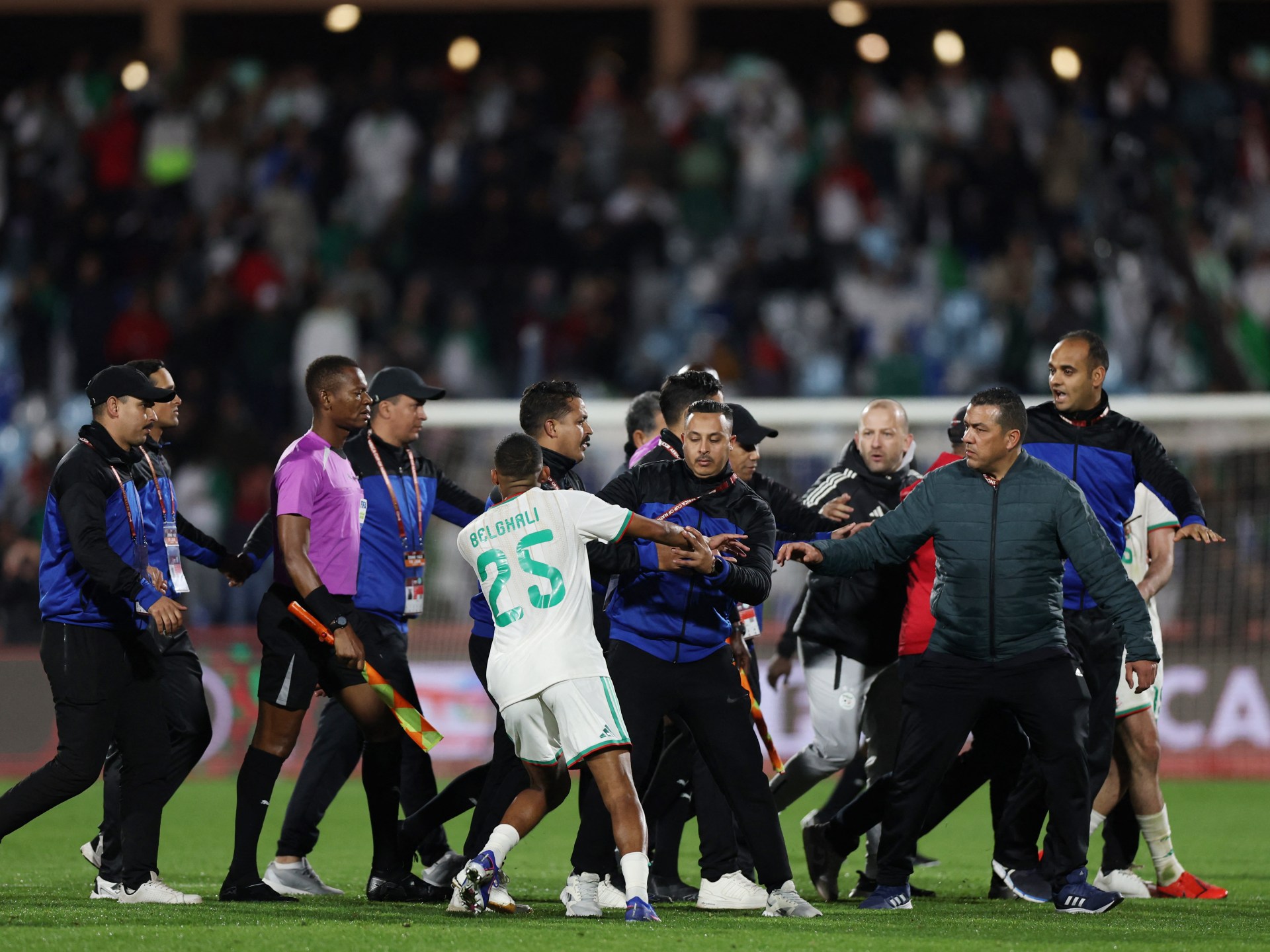 الكاف يفتح تحقيقا في أحداث مباراة الجزائر ونيجيريا بربع نهائي كأس أفريقيا