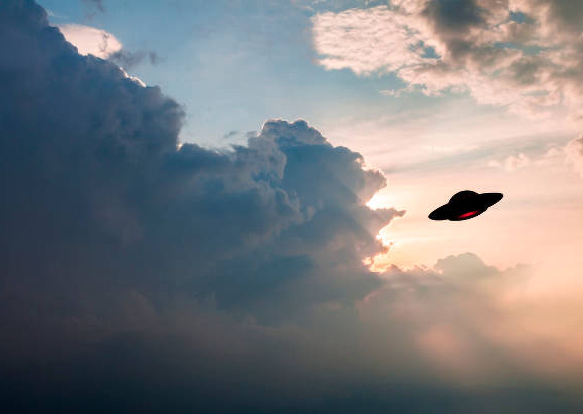 أرشيف تلسكوب "بالومار" يكشف عن أضواء غامضة تعيد جدل الصحون الطائرة