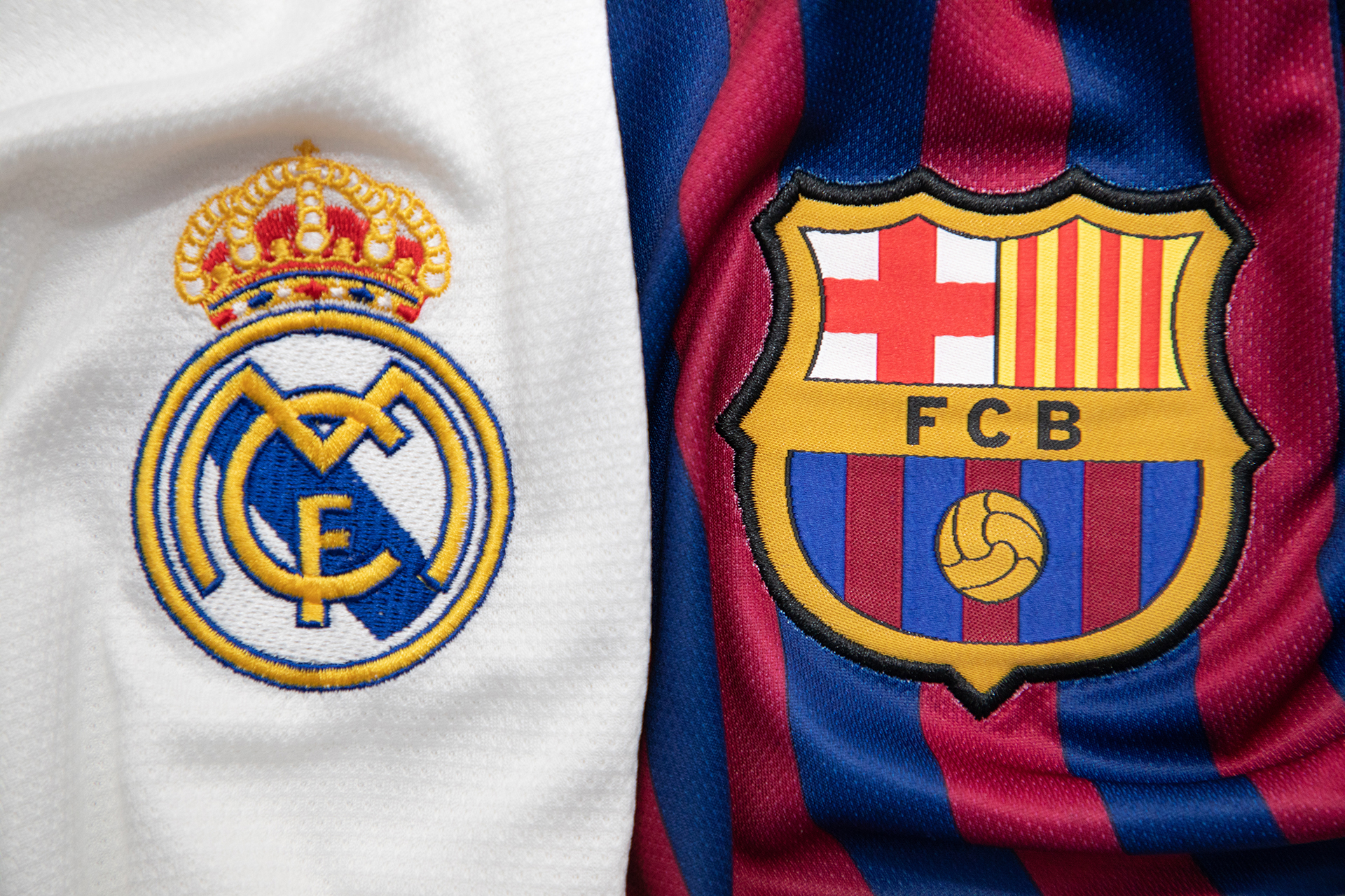 كلاسيكو برشلونة ضد ريال مدريد بنهائي السوبر الإسباني.. الموعد والتشكيلتان والقنوات الناقلة