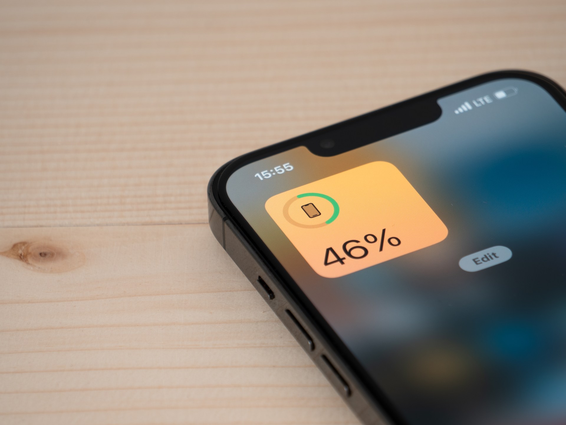 5 إعدادات للشاشة تسهم في تحسين عمر بطارية آيفون