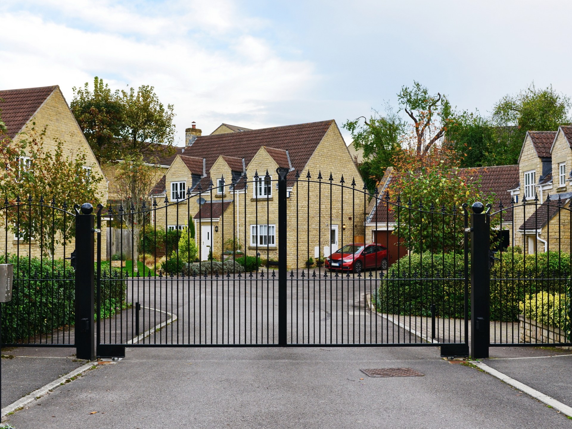 العيش داخل الأسوار.. هكذا تفتت المدن المسوّرة أوصال مجتمعاتنا