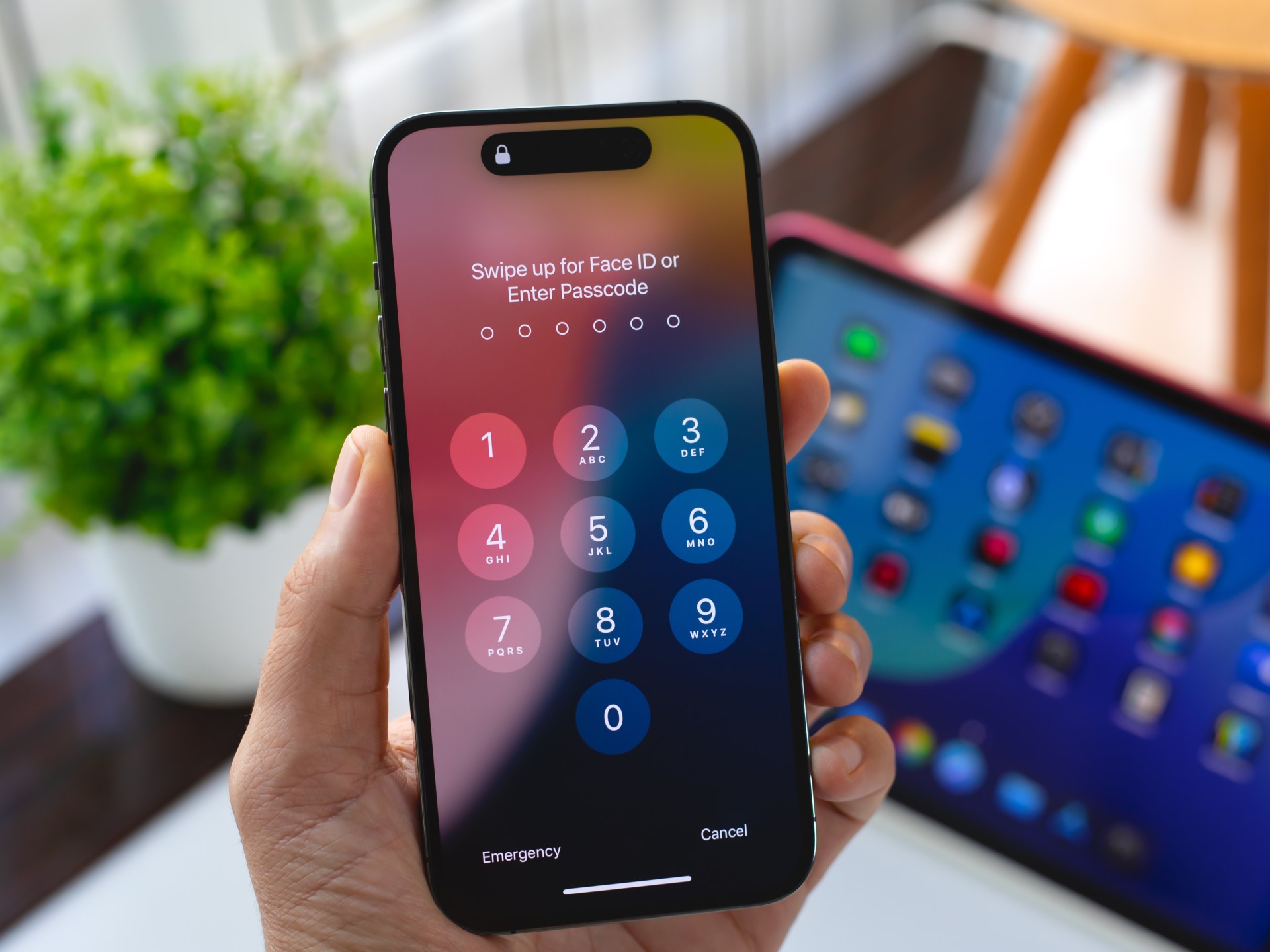 هل يأتي آيفون 18  الجديد مع ثقب شاشة؟