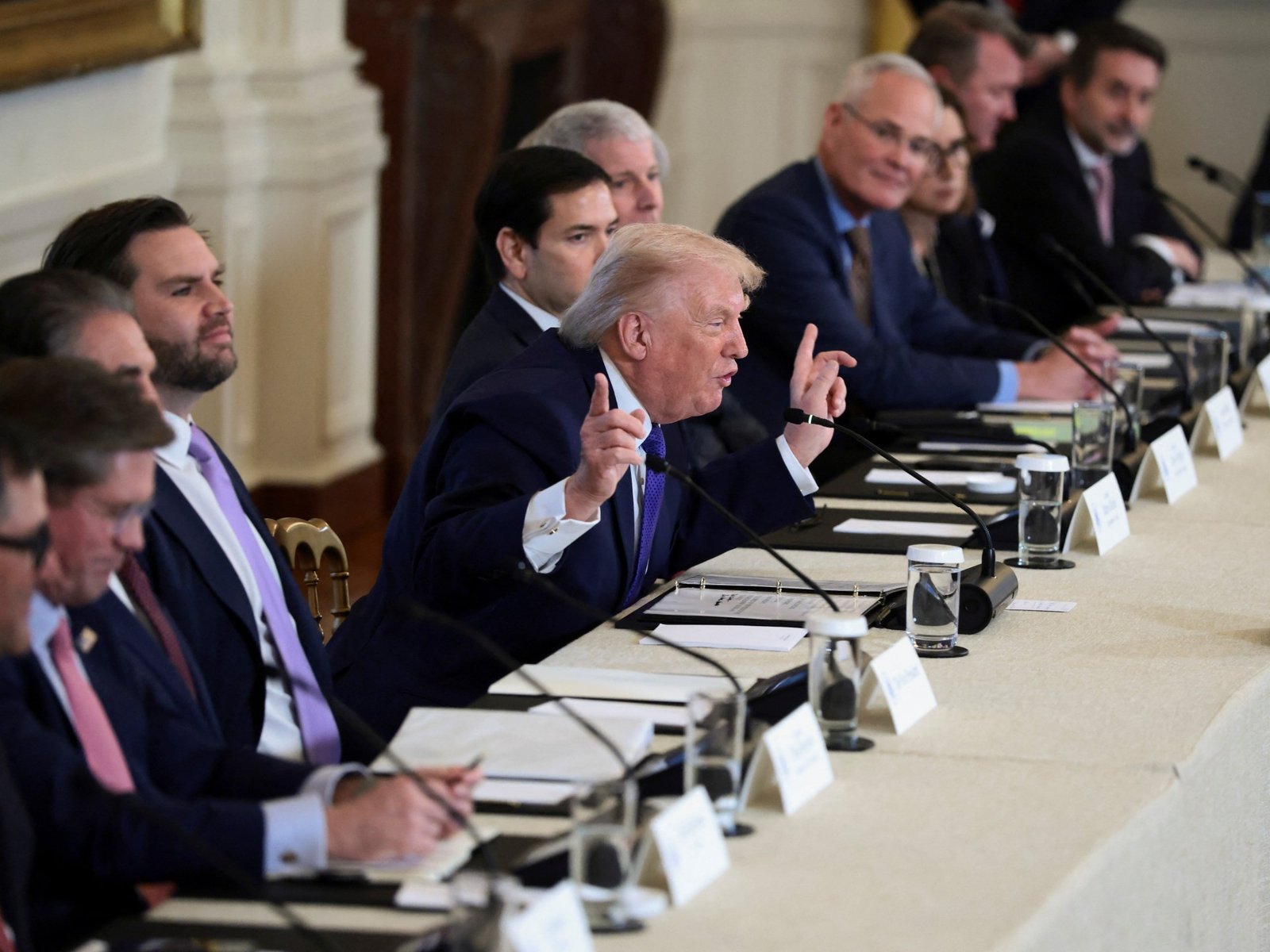 رويترز: واشنطن تسمح للصين بشراء نفط فنزويلا بأسعار أعلى من حقبة مادورو 4 trump venzuela 23 01 1769180170