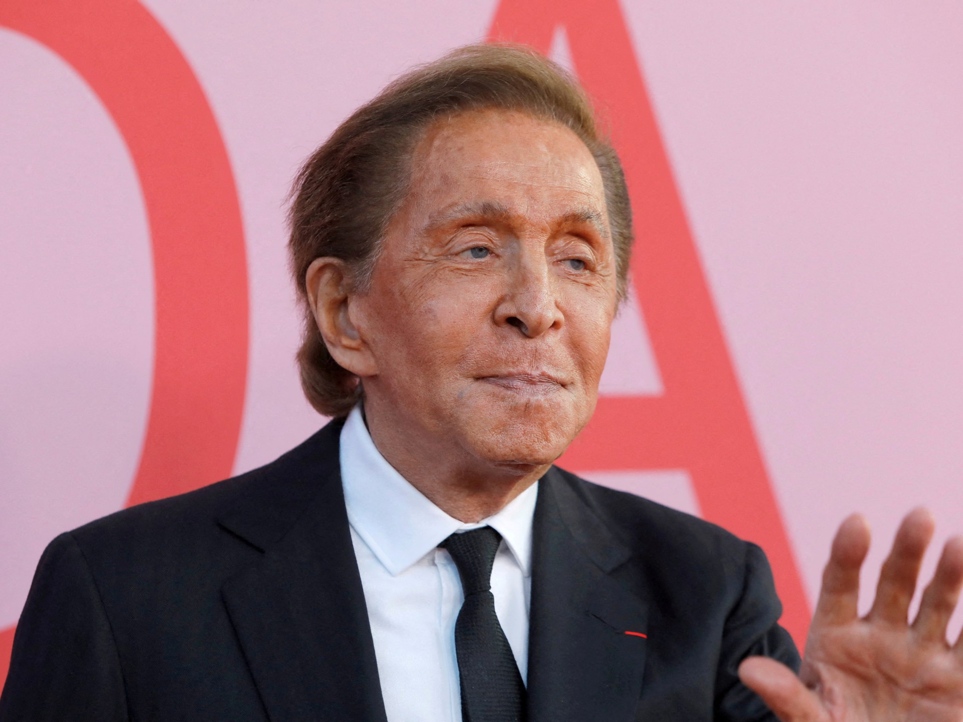 الإمبراطور الأخير.. وفاة مصمم الأزياء الإيطالي فالنتينو غارافاني عن 93 عاما