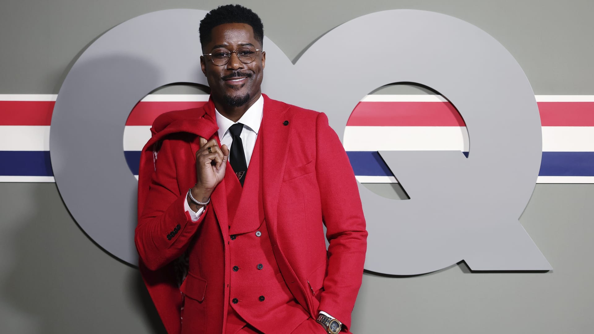 بعد النساء.. البدلة الحمراء تقتحم عالم الأزياء الرجالية بكل ثقة