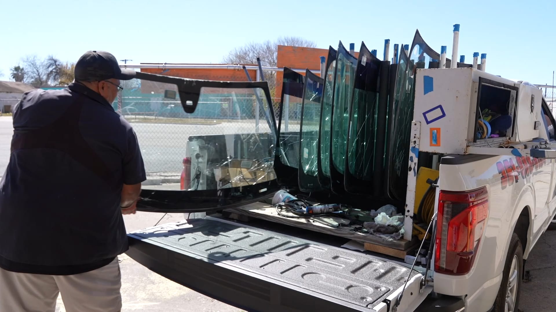 في عيد الحب.. منذ 20 عامًا يشهد محل تصليح السيارات هذا على قلوب مفطورة وزجاج مكسور