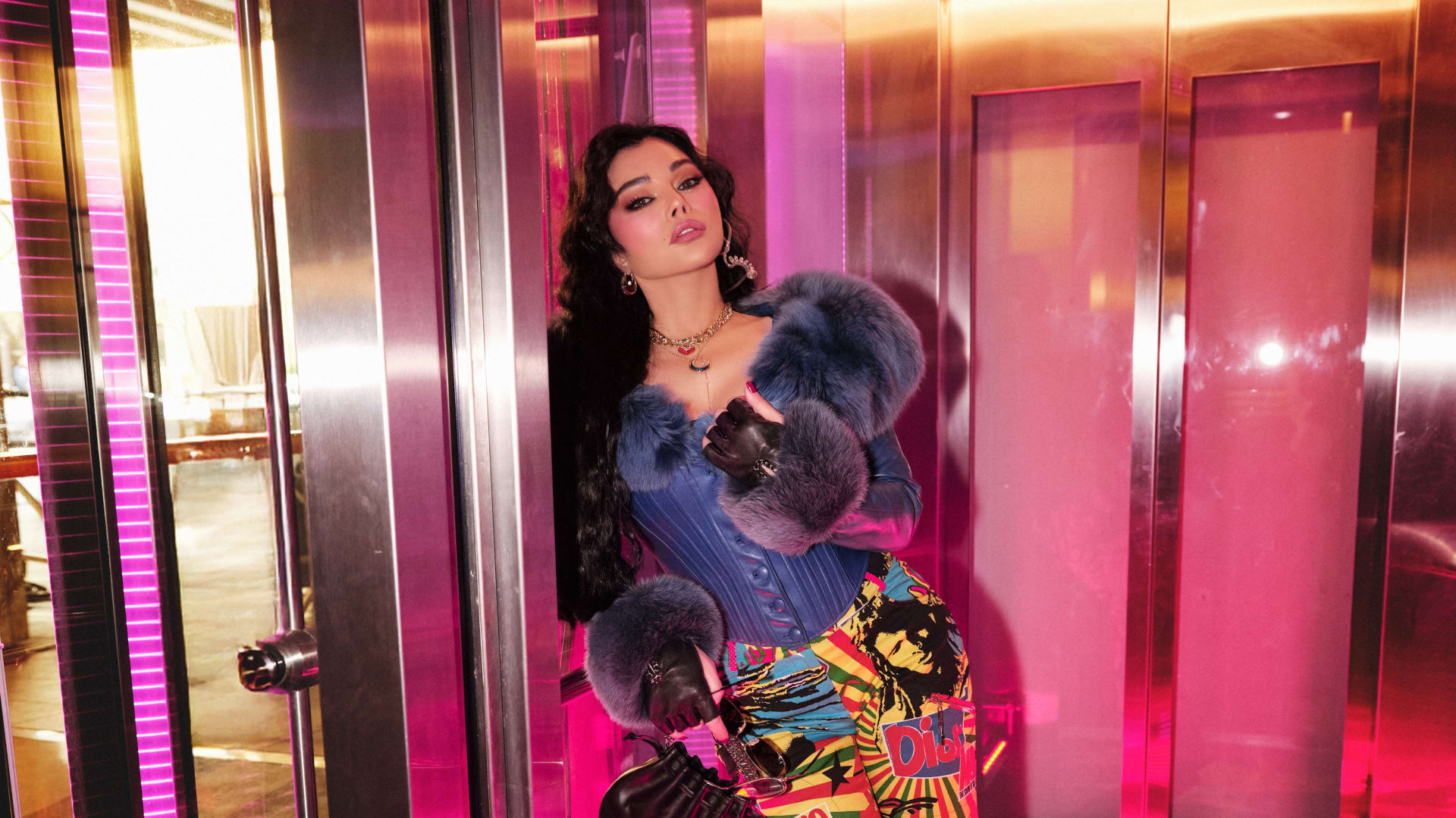 جلود فاخرة وألوان جريئة.. هيفاء وهبي تتألق في كليبها الجديد