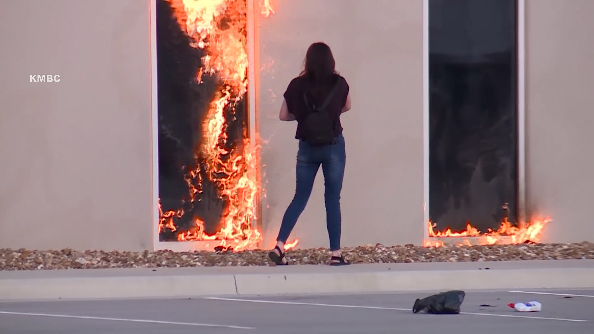 سكبت سائلًا وأشعلت النيران.. كاميرا ترصد سيدة تحاول إحراق مبنى بأمريكا
