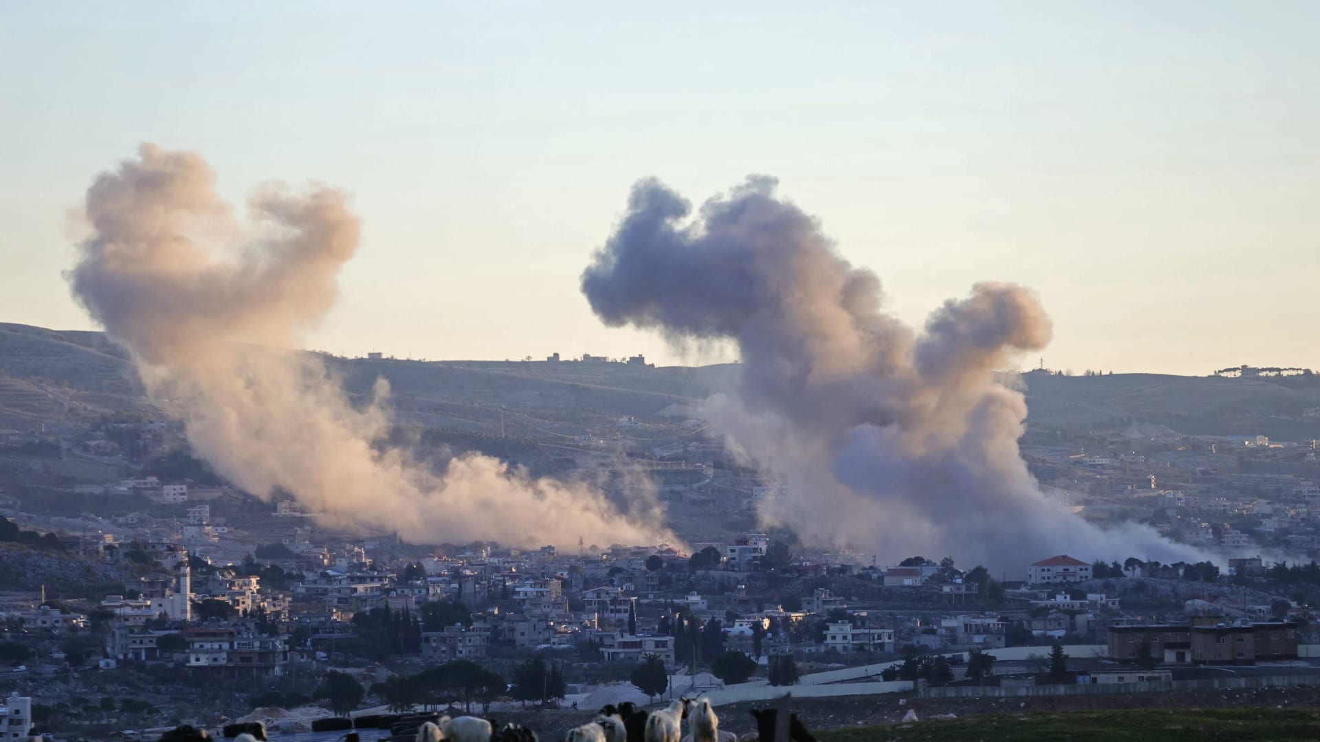 لبنان: 4 قتلى جراء غارة إسرائيلية استهدفت سيارة على الحدود مع سوريا