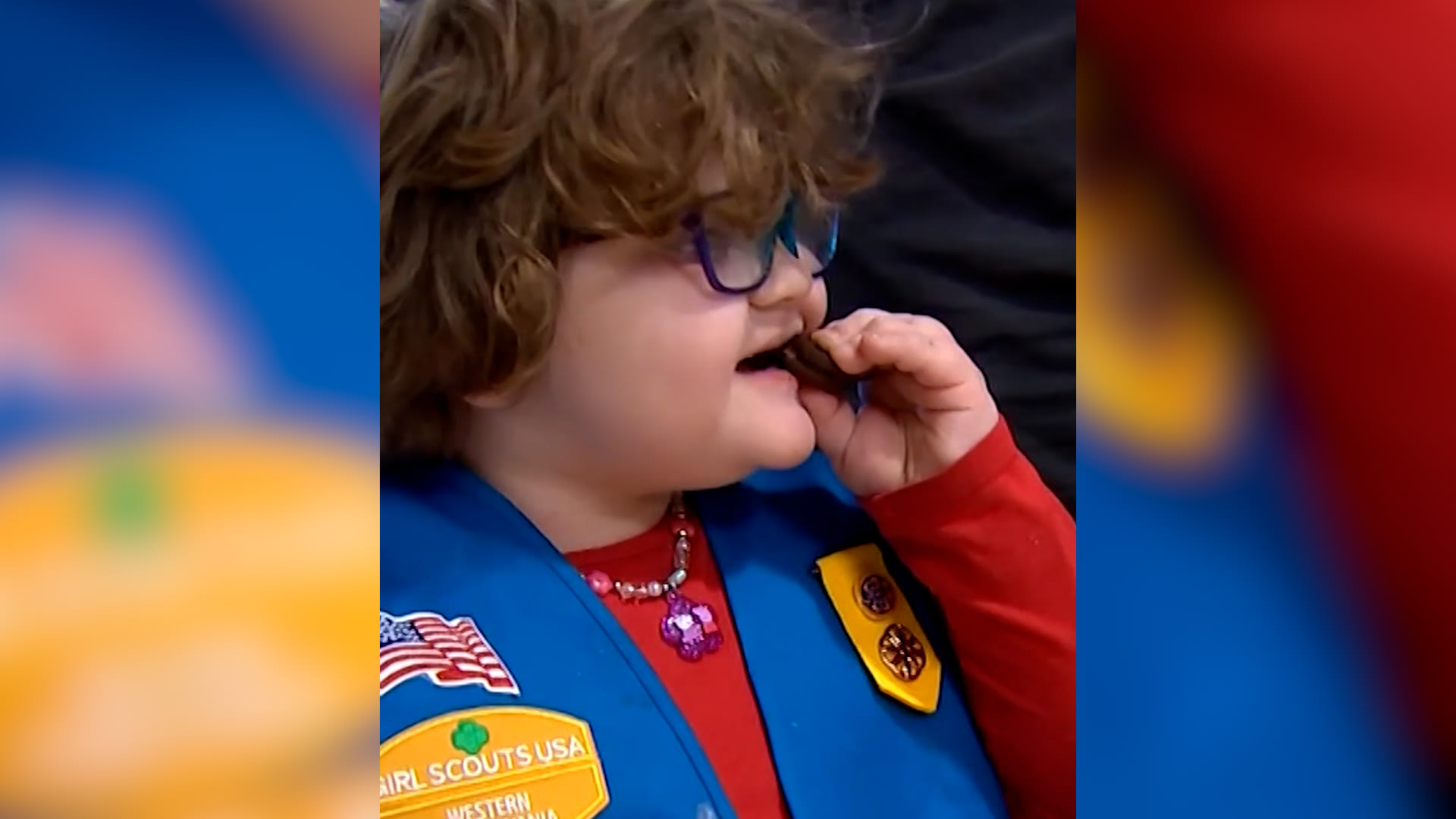 طفلة ظريفة بعمر 6 سنوات تحقق رقمًا قياسيًا ببيع أكثر من 75 ألف علبة من بسكويت فتيات الكشافة