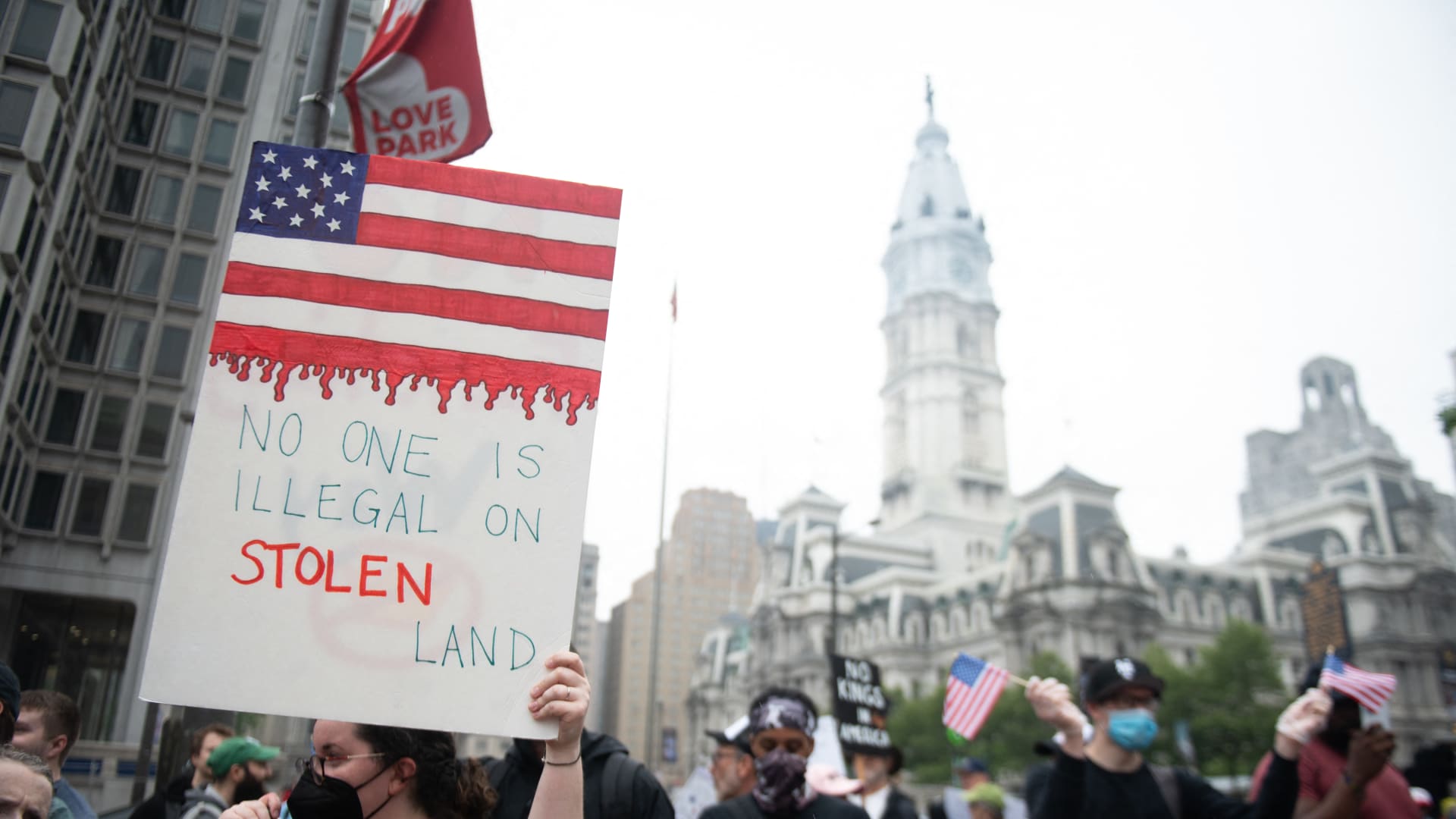 استشهدت برواية "1984".. قاضية تأمر إدارة ترامب بإعادة "معرض العبودية" إلى متحف فيلادلفيا