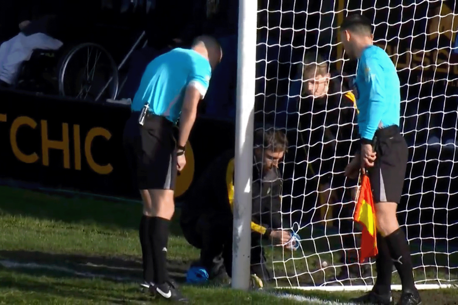 شباك ممزقة وطائرة احتجاج.. لقطات غريبة في كأس الاتحاد الإنجليزي