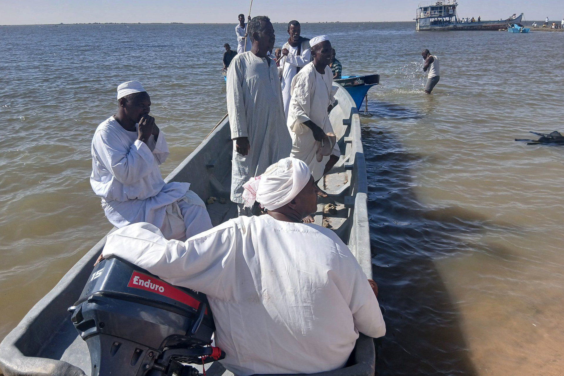 إنقاذ 4 أشخاص بعد غرق قارب جنوبي السودان والبرهان يتضامن