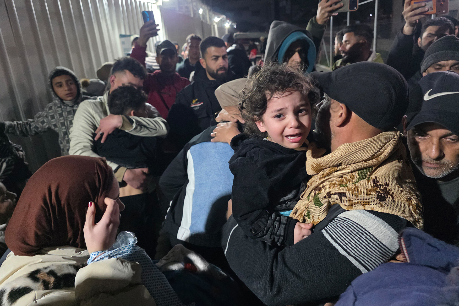 رغم المخاطر والتحديات.. الفلسطينيون يصرون على العودة لغزة