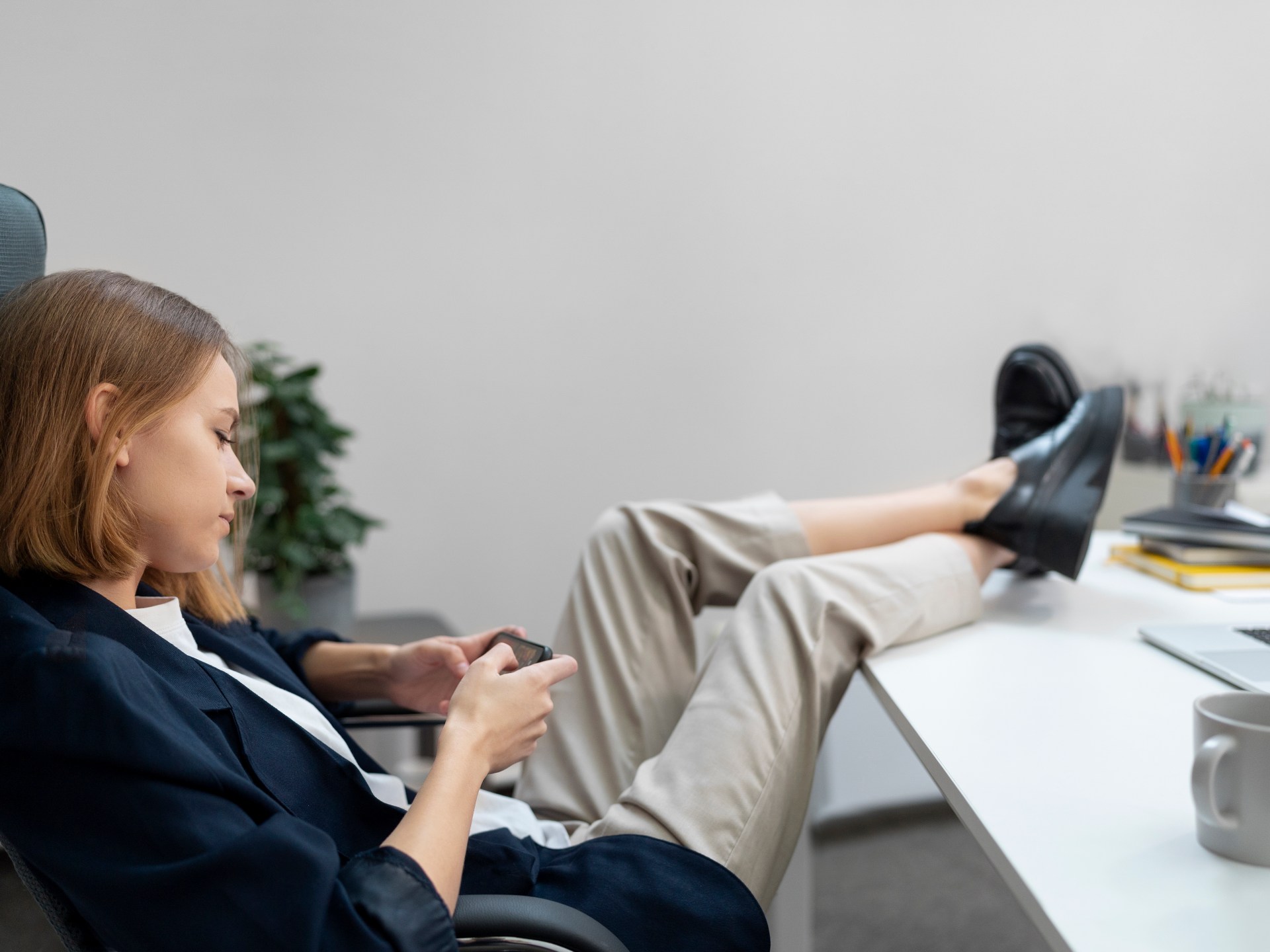 الجلوس لفترات طويلة ضار جدا.. هل يشكل العمل المكتبي خطرا؟