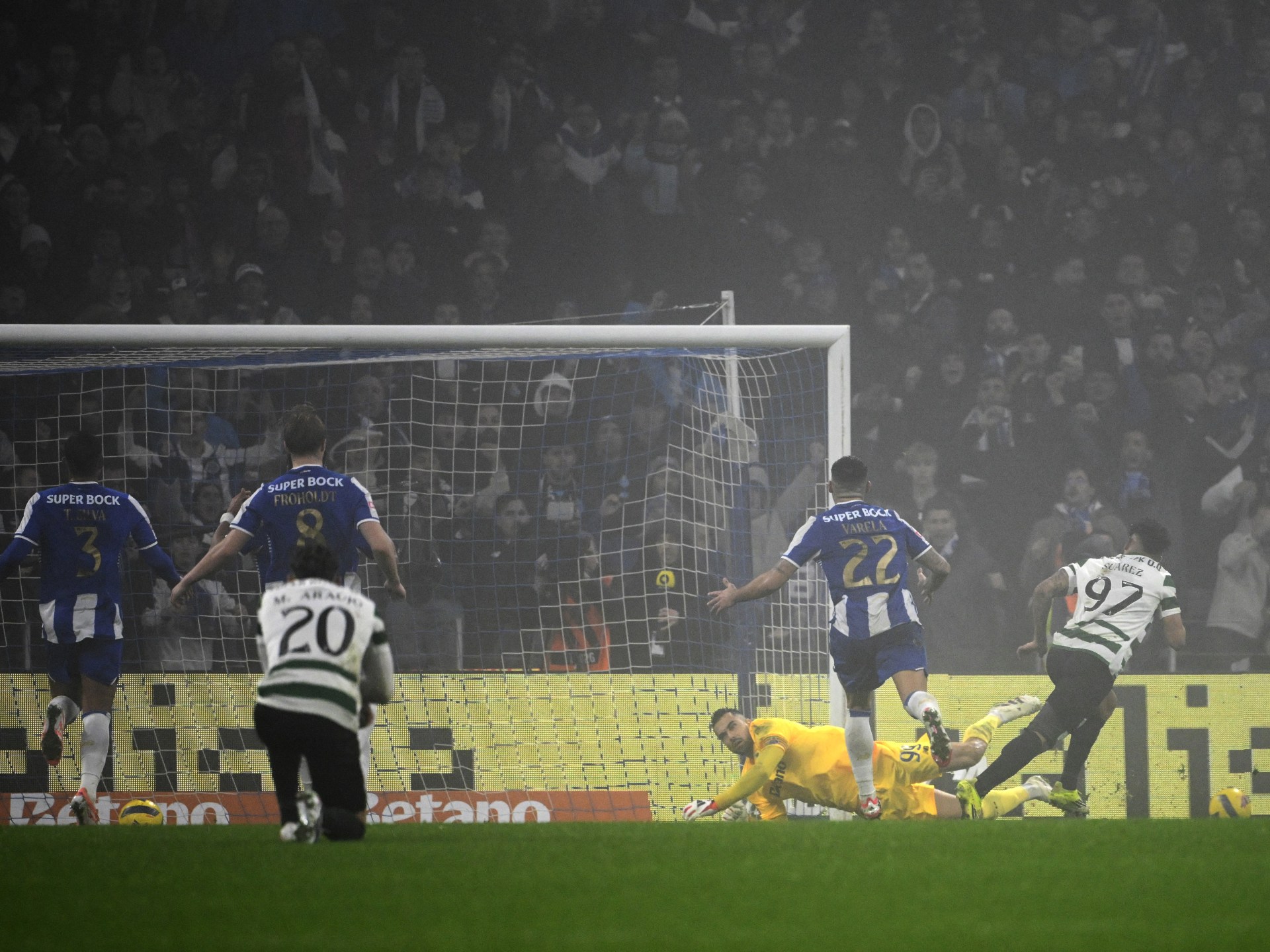 شغب وسرقة مناشف وكرات في ديربي الكرة البرتغالية