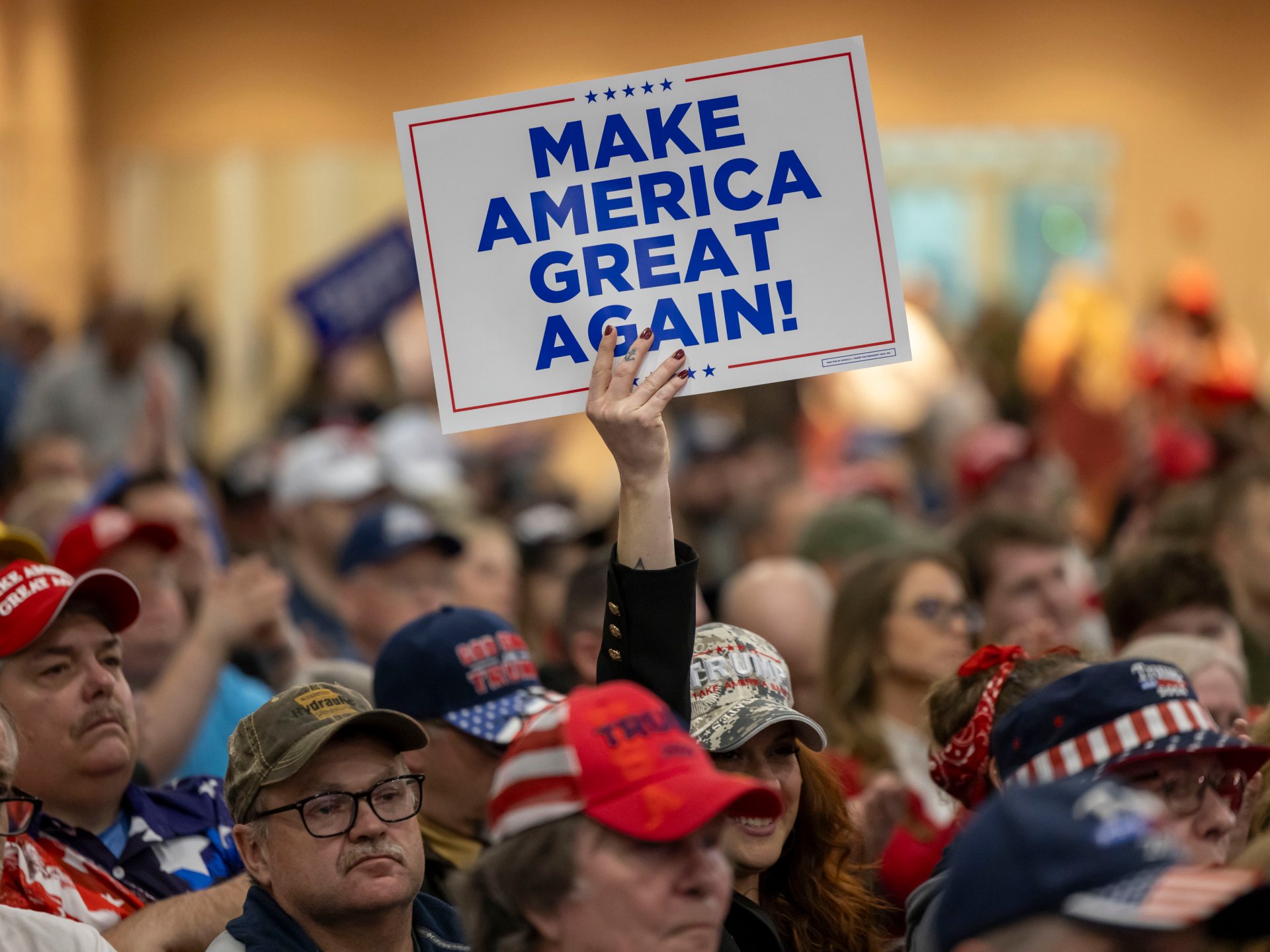 لماذا تعثرت العلامات التجارية المرتبطة بشعار "لنجعل أمريكا عظيمة"؟