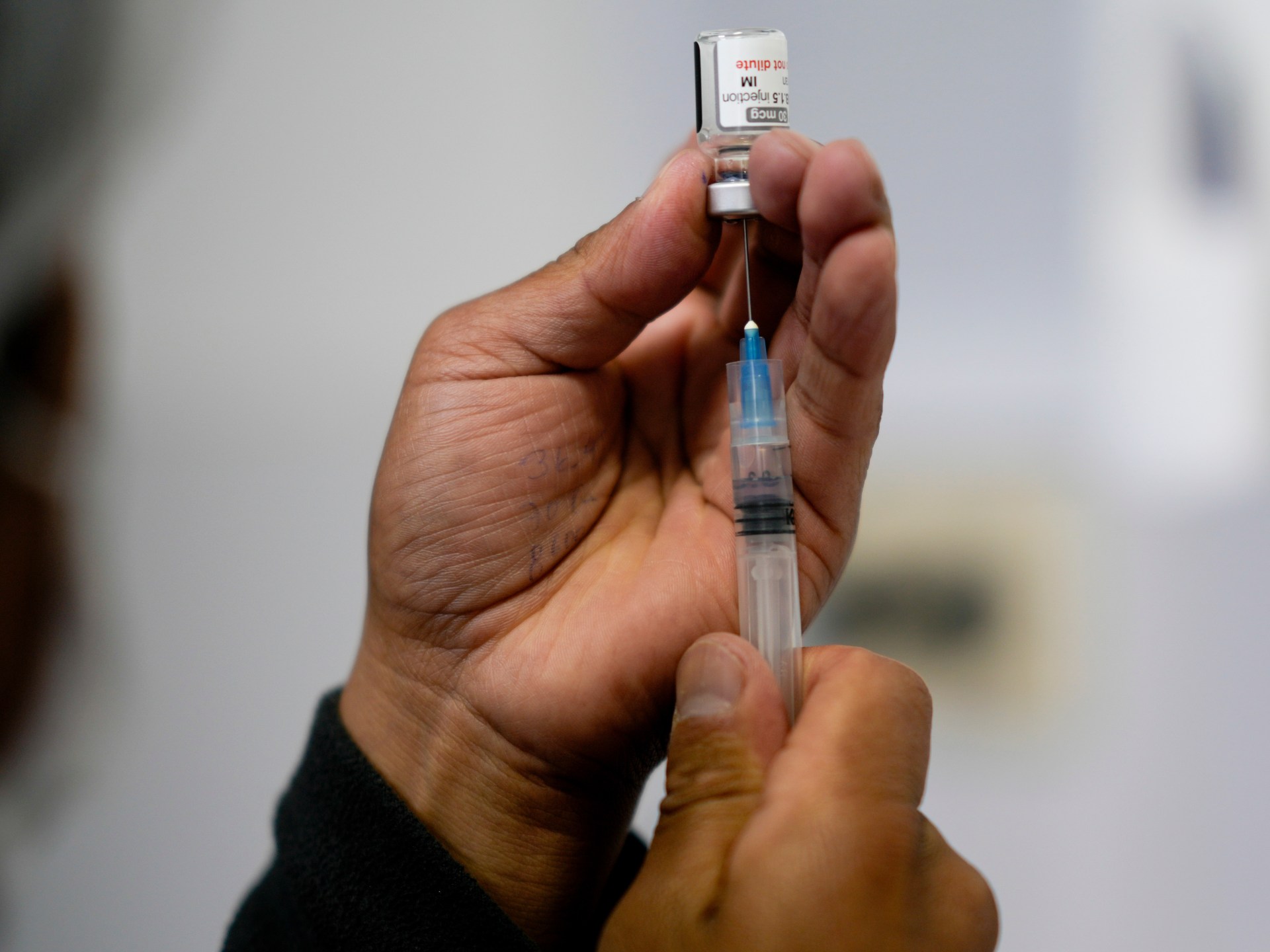 اللقاحات بين العلم والهلع.. من يشعل نار الخوف في أجسادنا؟