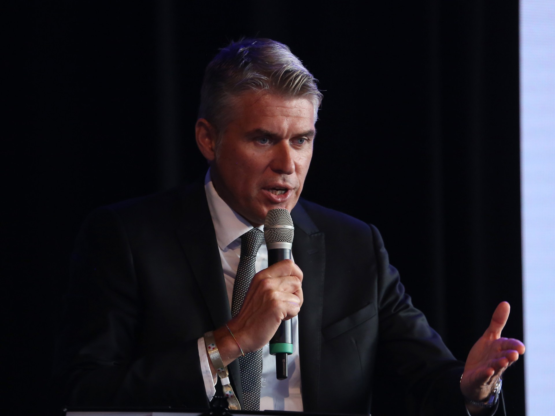 رئيس حكام يويفا يحذر من الإفراط في تقنية "الفار"