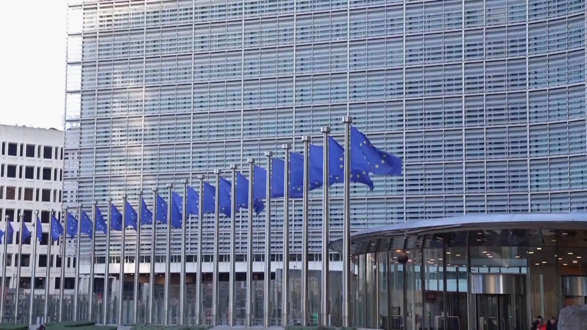 الاقتصاد الأوروبي "يتألم" من منافسة واشنطن وبكين