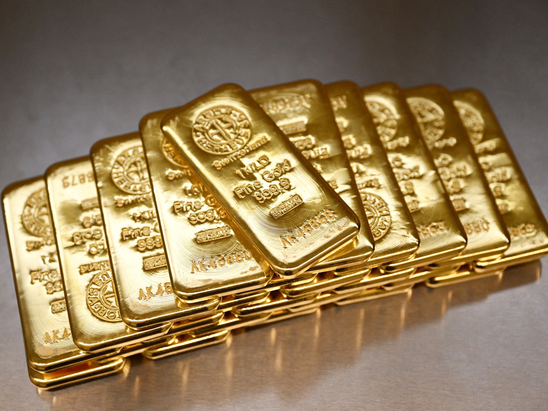 الذهب ينخفض في بداية التعاملات مع ارتفاع الدولار