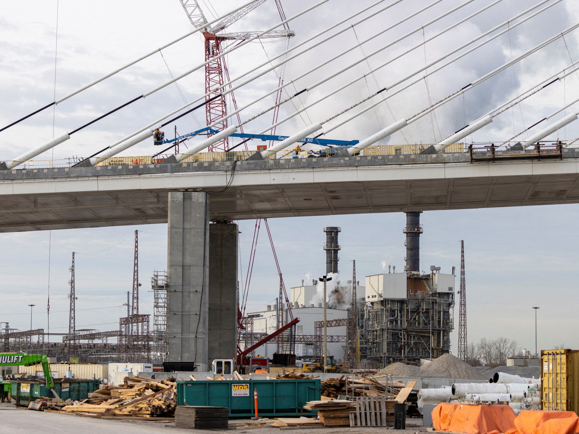 ترمب يهدد كندا بمنع افتتاح جسر جديد ويطالب بتعويضات