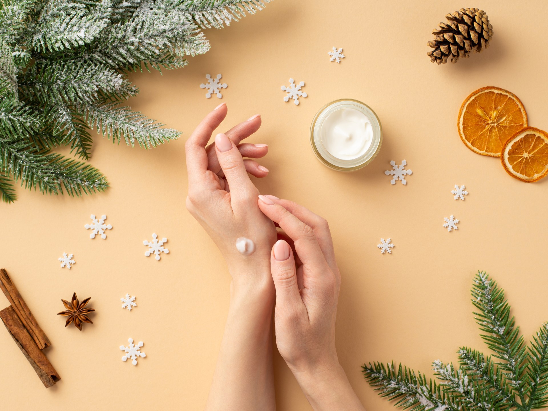 دليلك لفك شفرات مكونات العناية بالبشرة.. ماذا تختارين وكيف تقرئين الملصقات؟