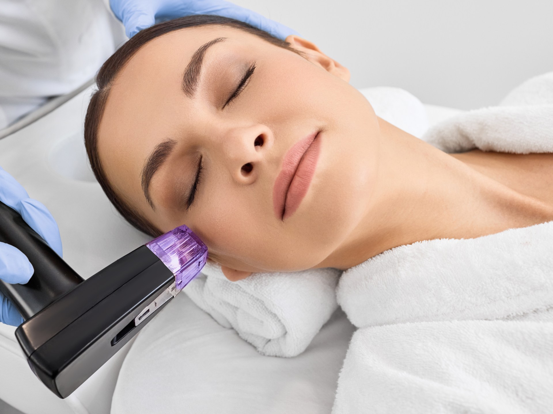 تقنية الترددات الراديوية.. كيف تحصلين على وجه مشدود بدون جراحة؟